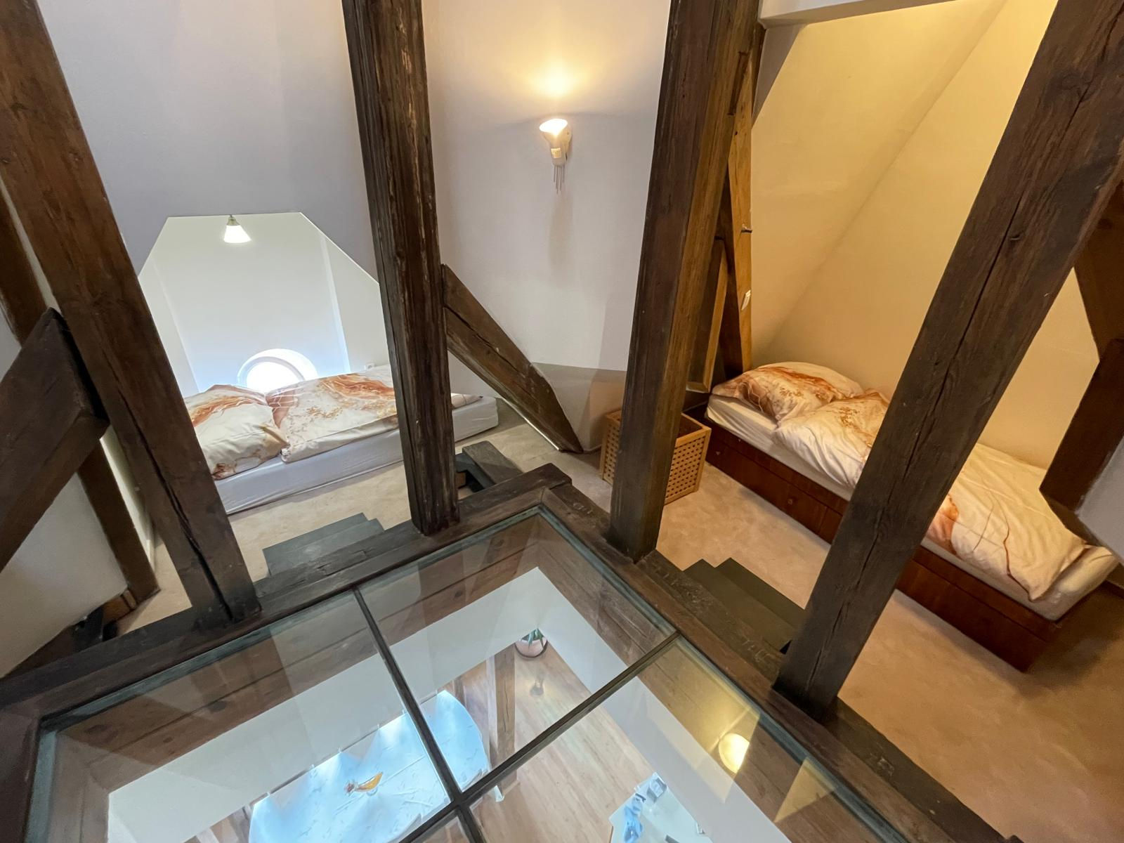 Prostor pod vyhlídkovou věží se dvěma lůžky a skleněnou podlahou